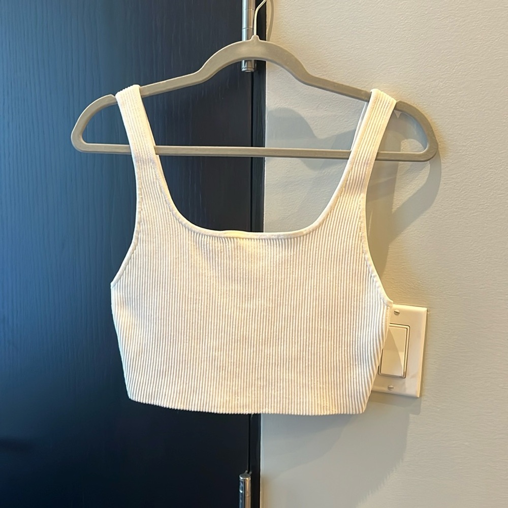 Aritzia Bavarian sculpt tank L